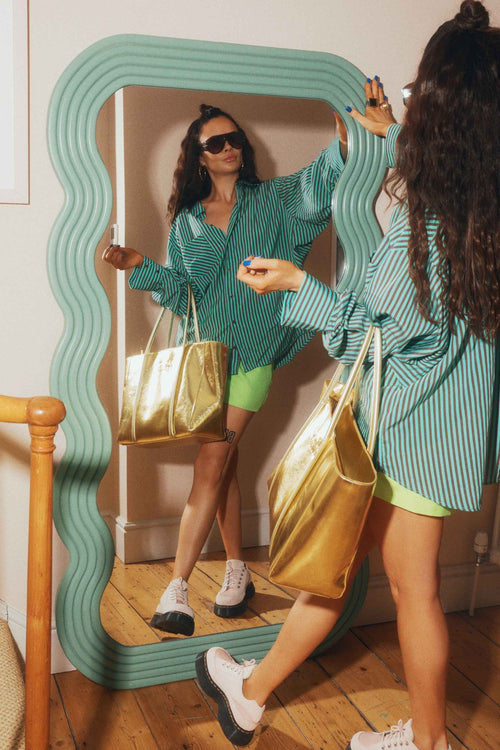 Load image 1 in gallery view. The Zipped Mid Tote Bag: Gold Metallic
